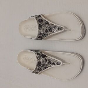 Skechers Luxe Foam Flip Flops Size 8 Silver/Black   Sequence Arch Support